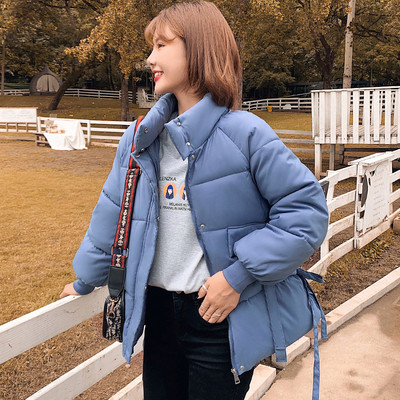 Κοντό γυναικείο χειμερινό μπουφάν με κουμπιά και ψηλό γιακά