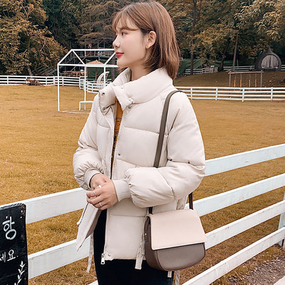 Κοντό γυναικείο χειμερινό μπουφάν με κουμπιά και ψηλό γιακά