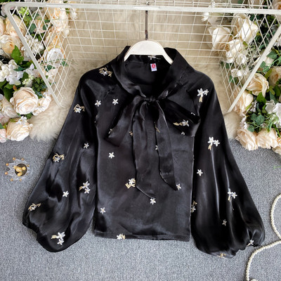 Stílusos női ing gallérján szalaggal és hímzett virágokkal