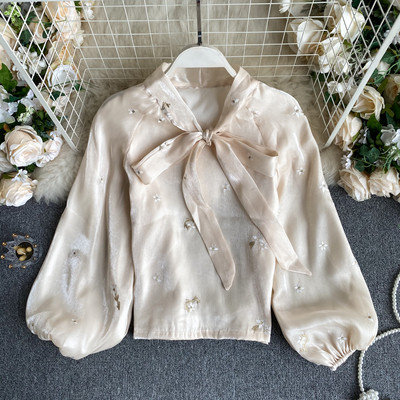 Stílusos női ing gallérján szalaggal és hímzett virágokkal