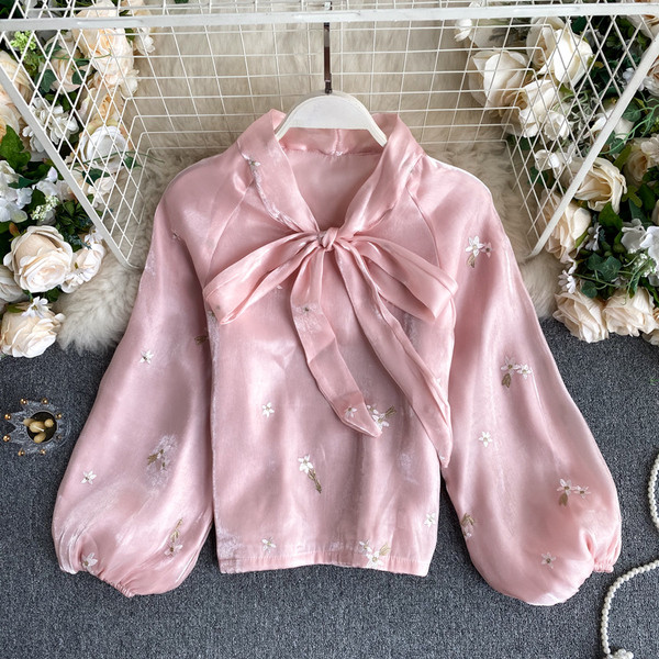 Stílusos női ing gallérján szalaggal és hímzett virágokkal