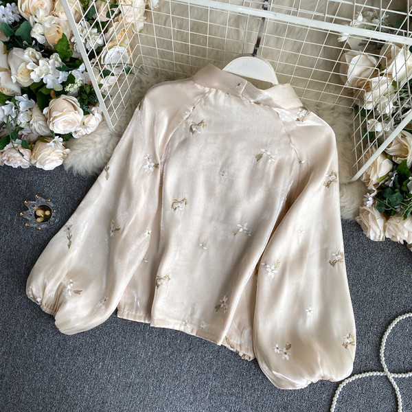 Stílusos női ing gallérján szalaggal és hímzett virágokkal