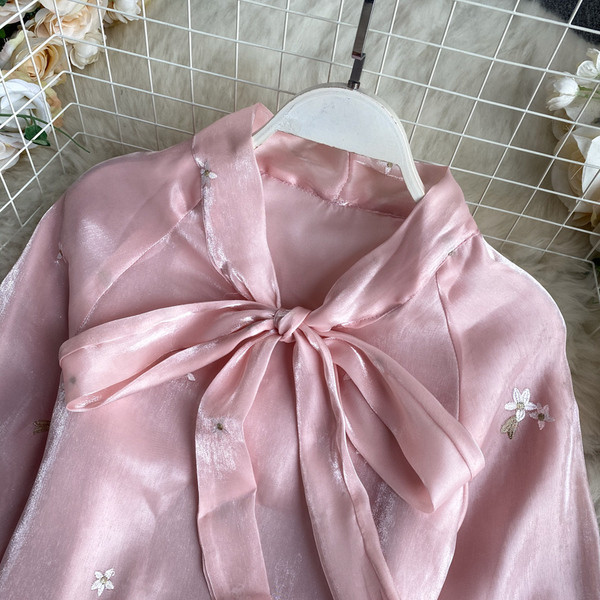 Stílusos női ing gallérján szalaggal és hímzett virágokkal