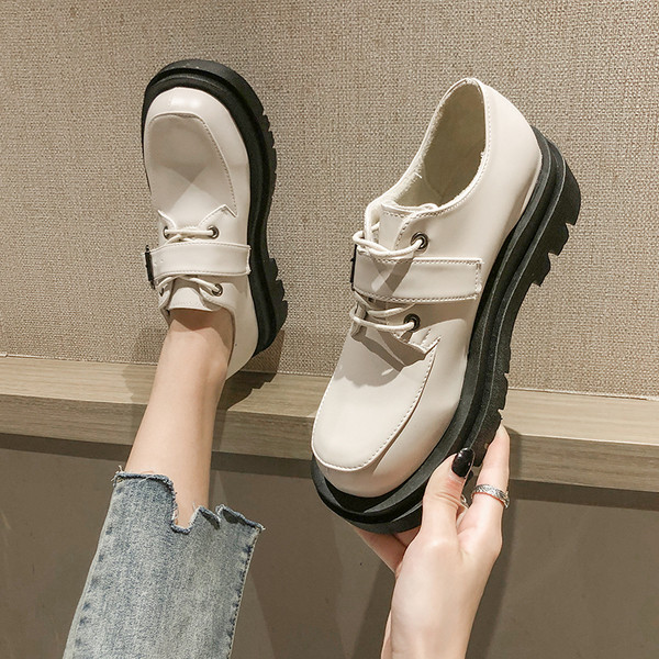 Stilīgi sieviešu apavi no eko ādas ar šņorēm un sprādzi