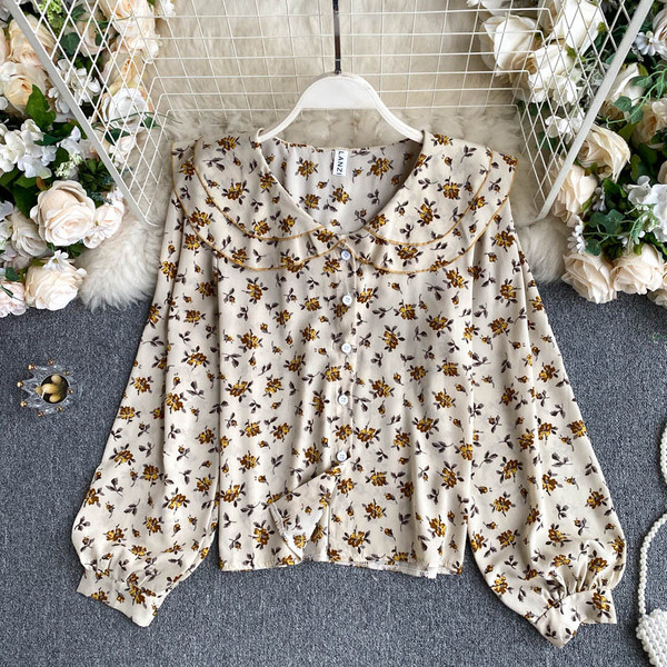 Lillede ja nööpidega naiste särk – spits-kaelus