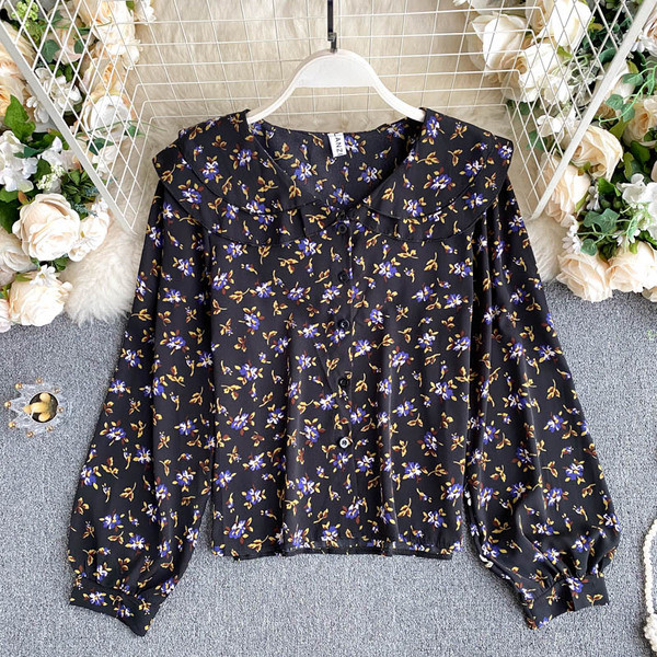 Lillede ja nööpidega naiste särk – spits-kaelus