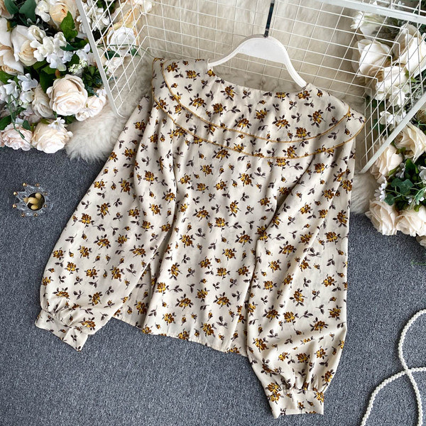 Lillede ja nööpidega naiste särk – spits-kaelus