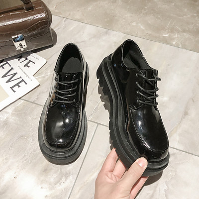 Praegused kõrgete taldade ja paeltega ökonahast naiste kingad