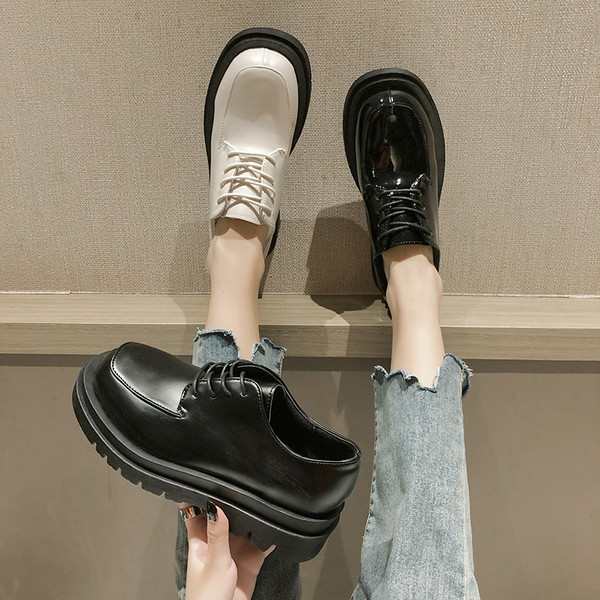 Praegused kõrgete taldade ja paeltega ökonahast naiste kingad