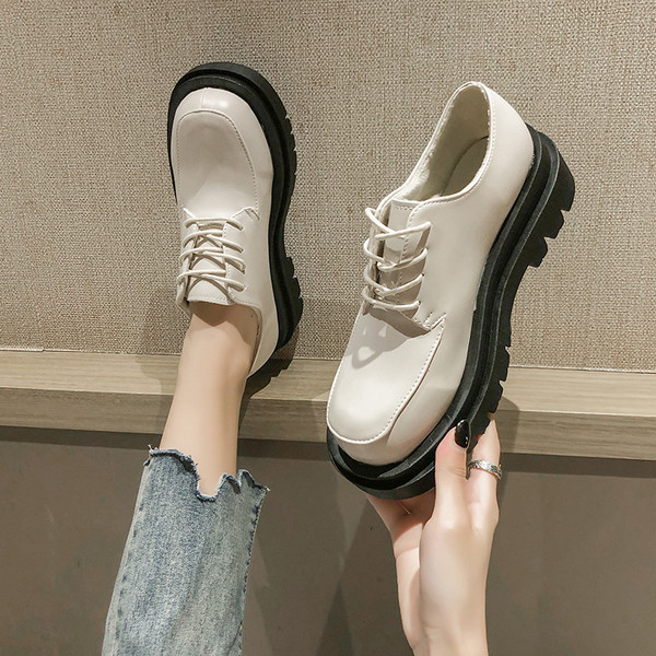 Praegused kõrgete taldade ja paeltega ökonahast naiste kingad