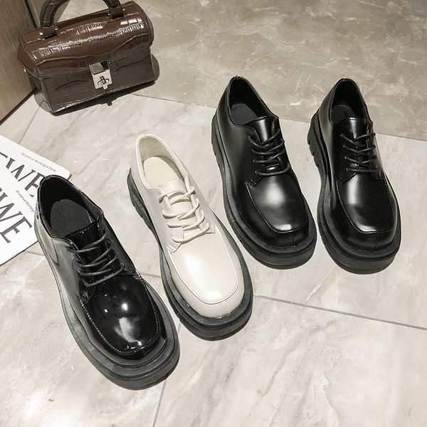 Praegused kõrgete taldade ja paeltega ökonahast naiste kingad