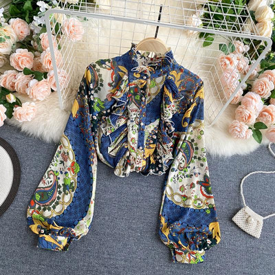 Színes női ing fürtökkel és alacsony gallérral