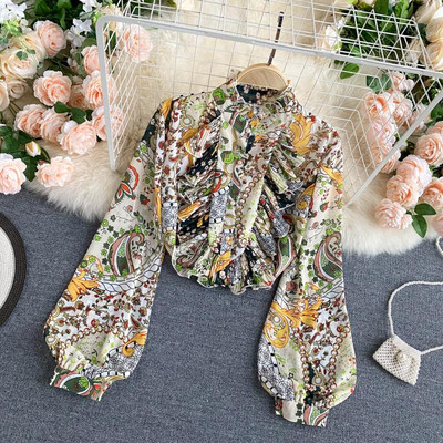 Színes női ing fürtökkel és alacsony gallérral