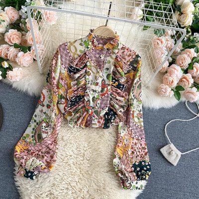 Színes női ing fürtökkel és alacsony gallérral