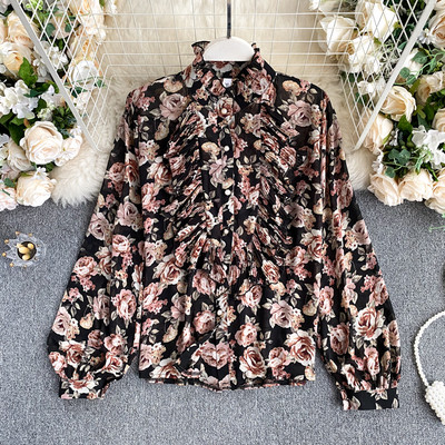 Színes női ing fürtökkel és alacsony gallérral