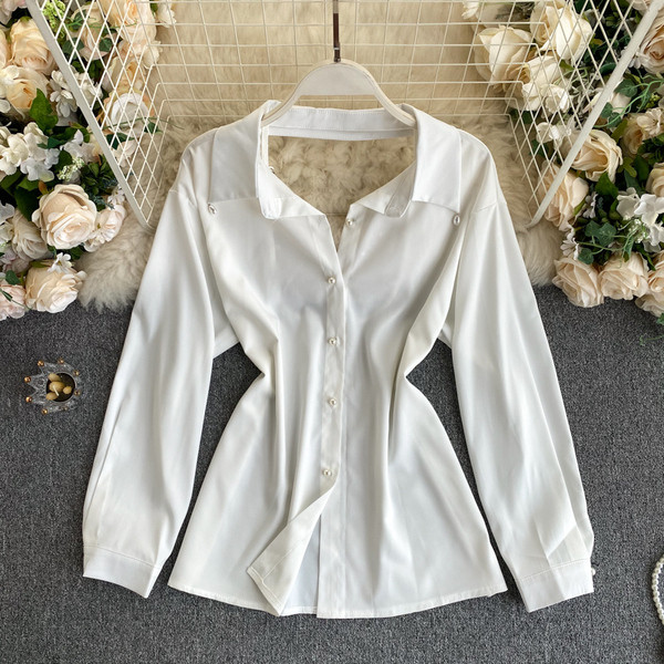 Elegantna ženska košulja Slim model s dugim rukavima i perlama na leđima