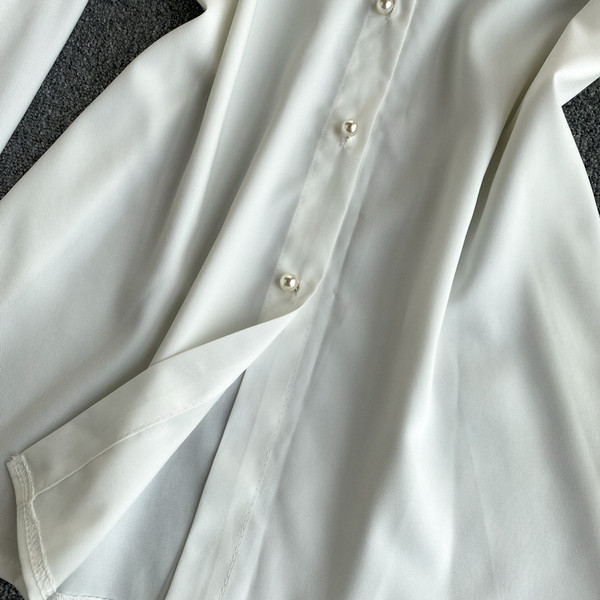 Elegantna ženska košulja Slim model s dugim rukavima i perlama na leđima