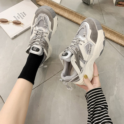 Võrgustikku ja kõrge tallaga hingavad naiste tossud