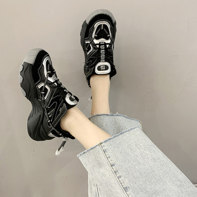 Võrgustikku ja kõrge tallaga hingavad naiste tossud