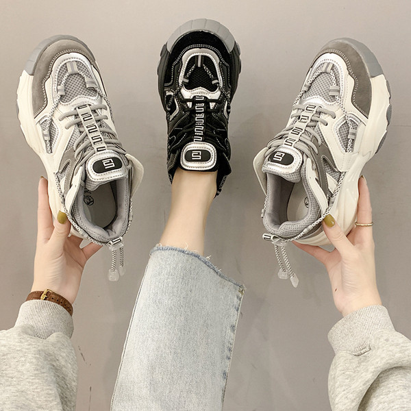 Võrgustikku ja kõrge tallaga hingavad naiste tossud