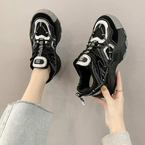 Võrgustikku ja kõrge tallaga hingavad naiste tossud