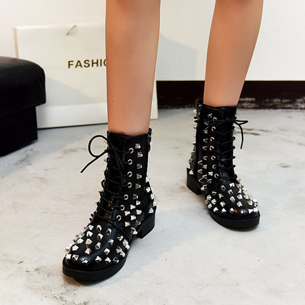 Női bőrcsizma fűzővel és fémszegecsekkel - nagy méretben