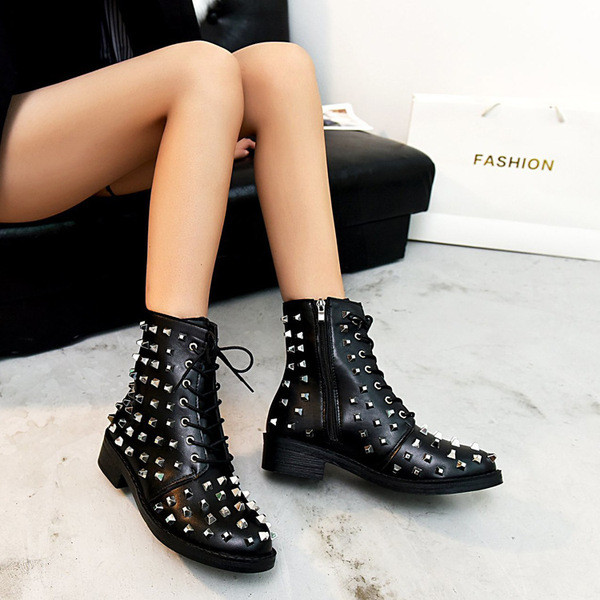 Női bőrcsizma fűzővel és fémszegecsekkel - nagy méretben