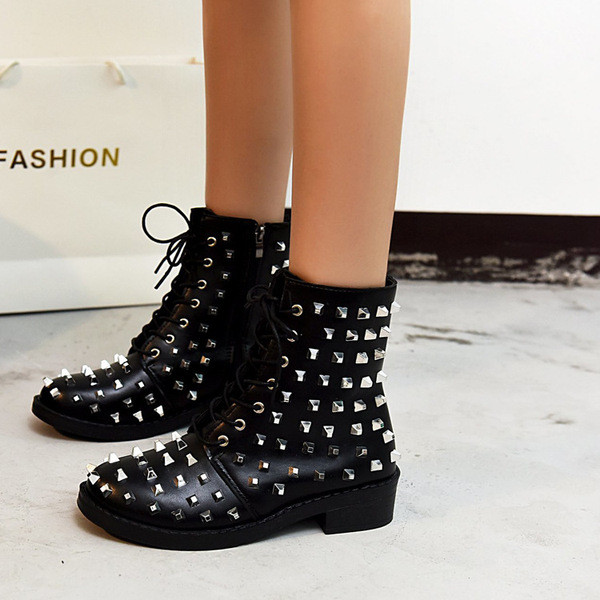 Női bőrcsizma fűzővel és fémszegecsekkel - nagy méretben