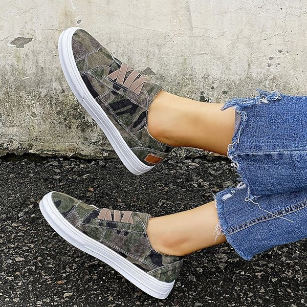 Alkalmi női tornacipő lapos talppal és elasztikus megkötővel