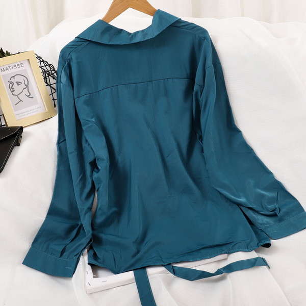 Moodne lipsude ja pikkade varrukatega naiste särk