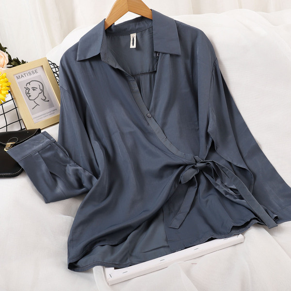 Moodne lipsude ja pikkade varrukatega naiste särk