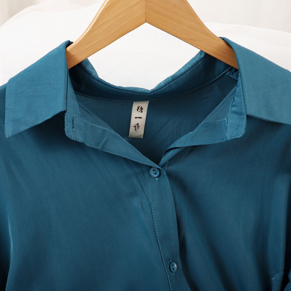 Moodne lipsude ja pikkade varrukatega naiste särk