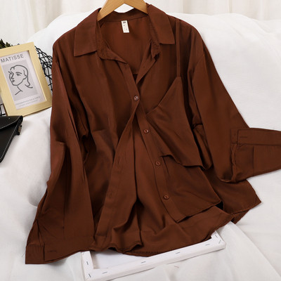 Stiilne nööpide ja pikkade varrukatega naiste särk