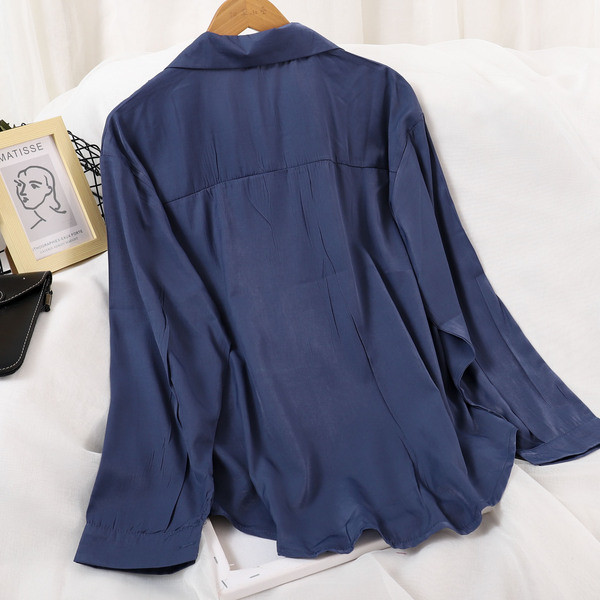 Stiilne nööpide ja pikkade varrukatega naiste särk