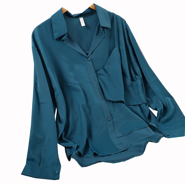 Stiilne nööpide ja pikkade varrukatega naiste särk