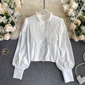 Női ing alacsony gallérral és gombokkal