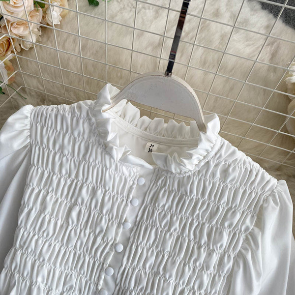 Női ing alacsony gallérral és gombokkal