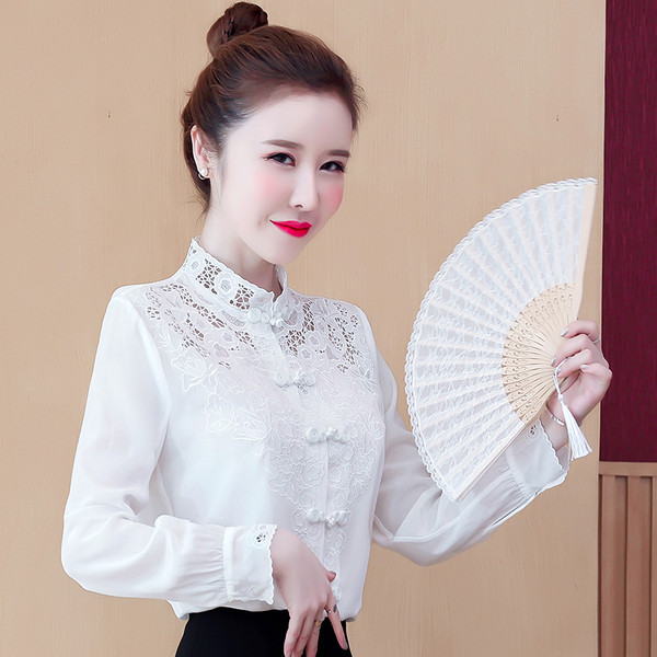 Modern női ing hímzéssel és alacsony gallérral