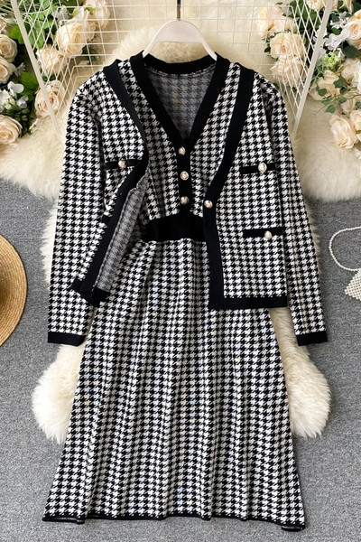 Ruuduline naiste komplekt koos kleidi ja vestiga