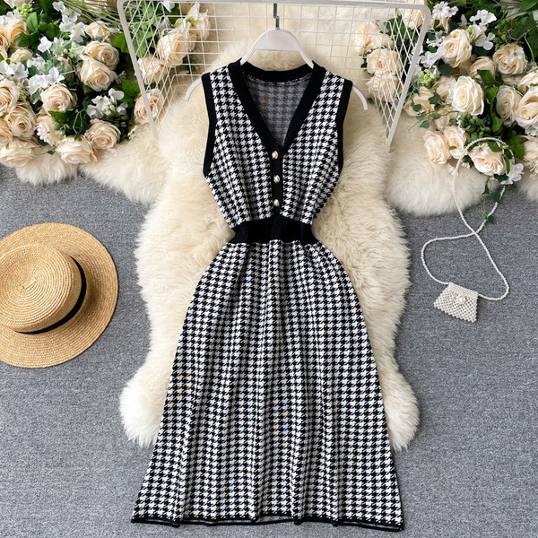 Ruuduline naiste komplekt koos kleidi ja vestiga