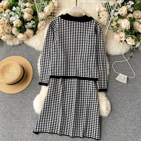 Ruuduline naiste komplekt koos kleidi ja vestiga