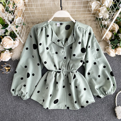 Naiste vabaaja täpiline särk elastse vöökohaga