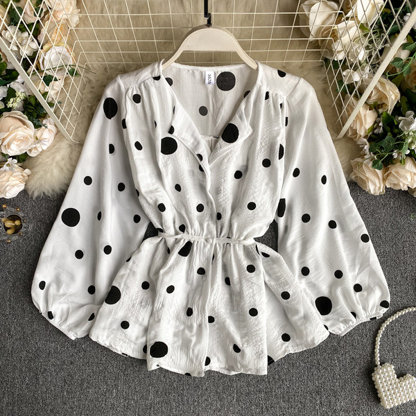 Naiste vabaaja täpiline särk elastse vöökohaga