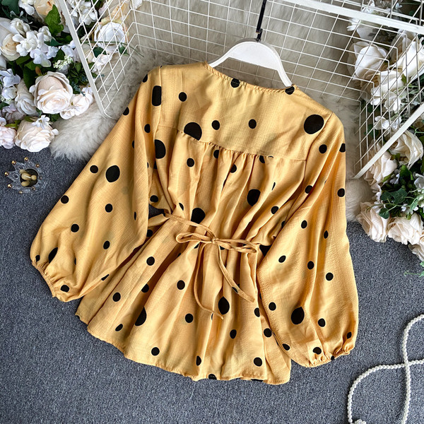 Naiste vabaaja täpiline särk elastse vöökohaga