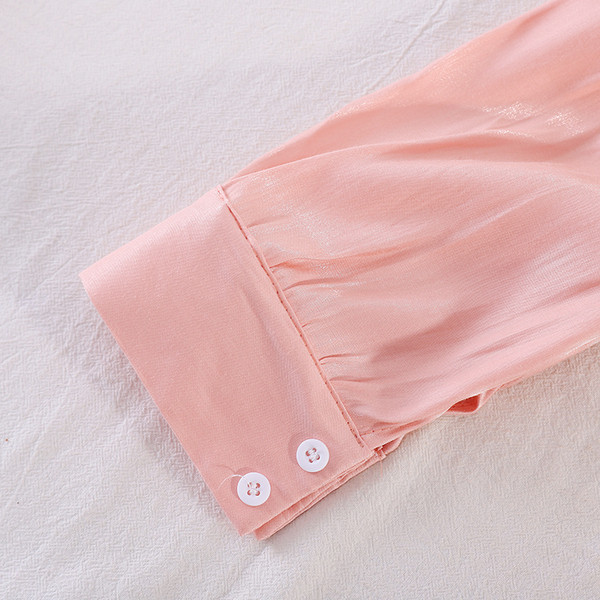 Moodne pikkade varrukate, klassikalise krae ja nööpidega naiste särk