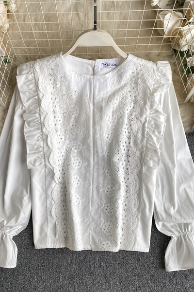 Női ing kerek nyakkivágással, csipkével és fürtökkel - fehér színű