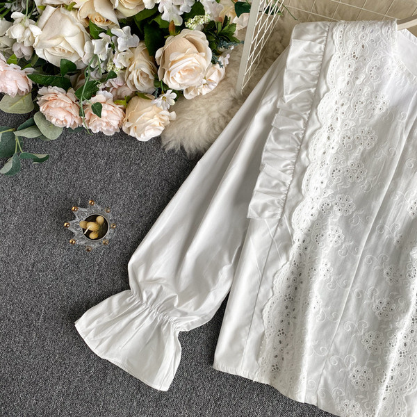 Női ing kerek nyakkivágással, csipkével és fürtökkel - fehér színű