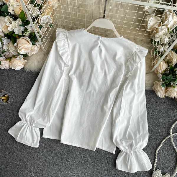 Női ing kerek nyakkivágással, csipkével és fürtökkel - fehér színű