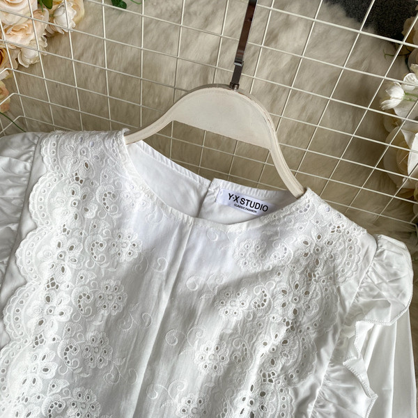 Női ing kerek nyakkivágással, csipkével és fürtökkel - fehér színű