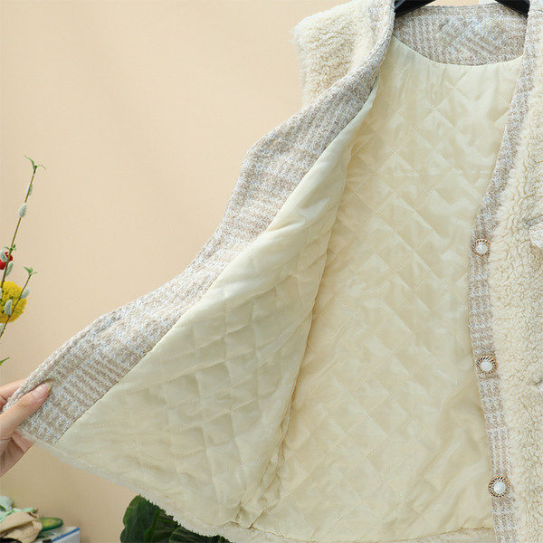 Ženski puhasti prsluk s džepovima i špic izrezom